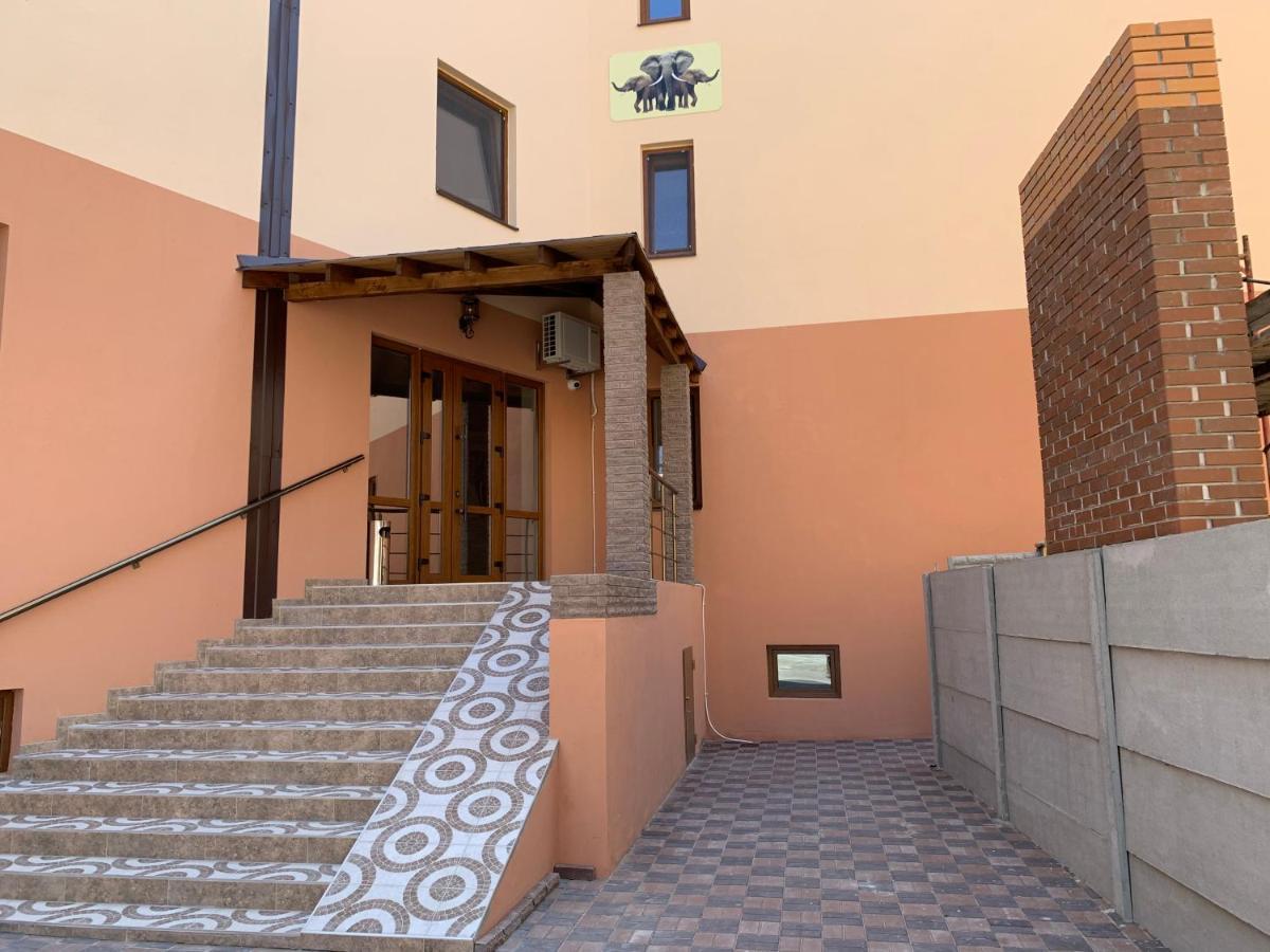 Hotel Три Слона Satoka Exterior foto
